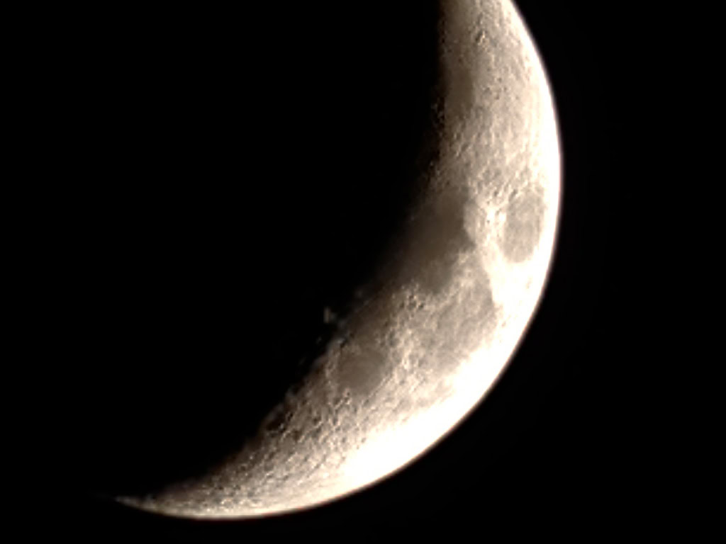 OPPO Find X9 Pro Telephoto Extender Moon Full Crop